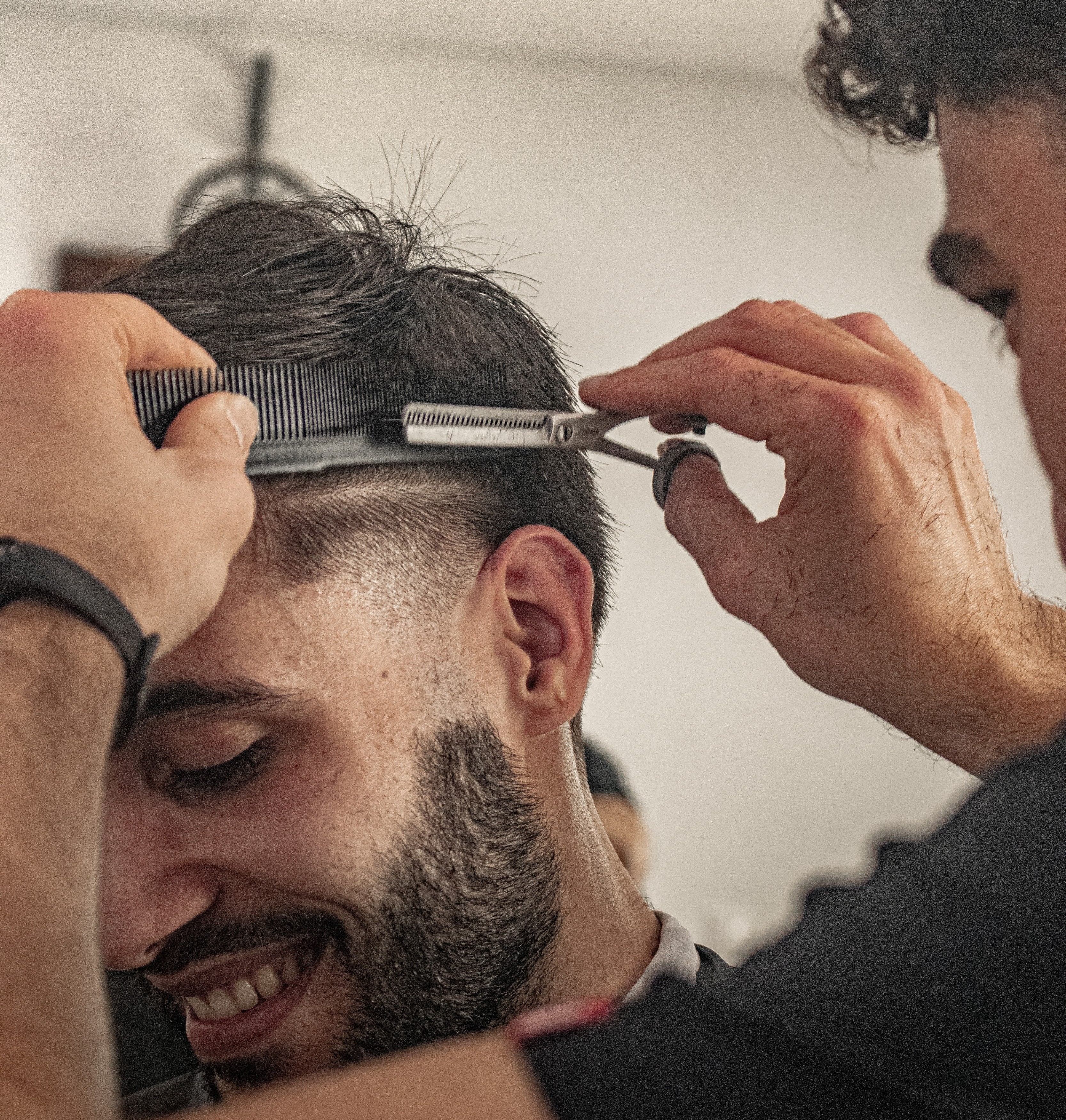 Barbeiro da Matos Barbershop a trabalhar num cliente